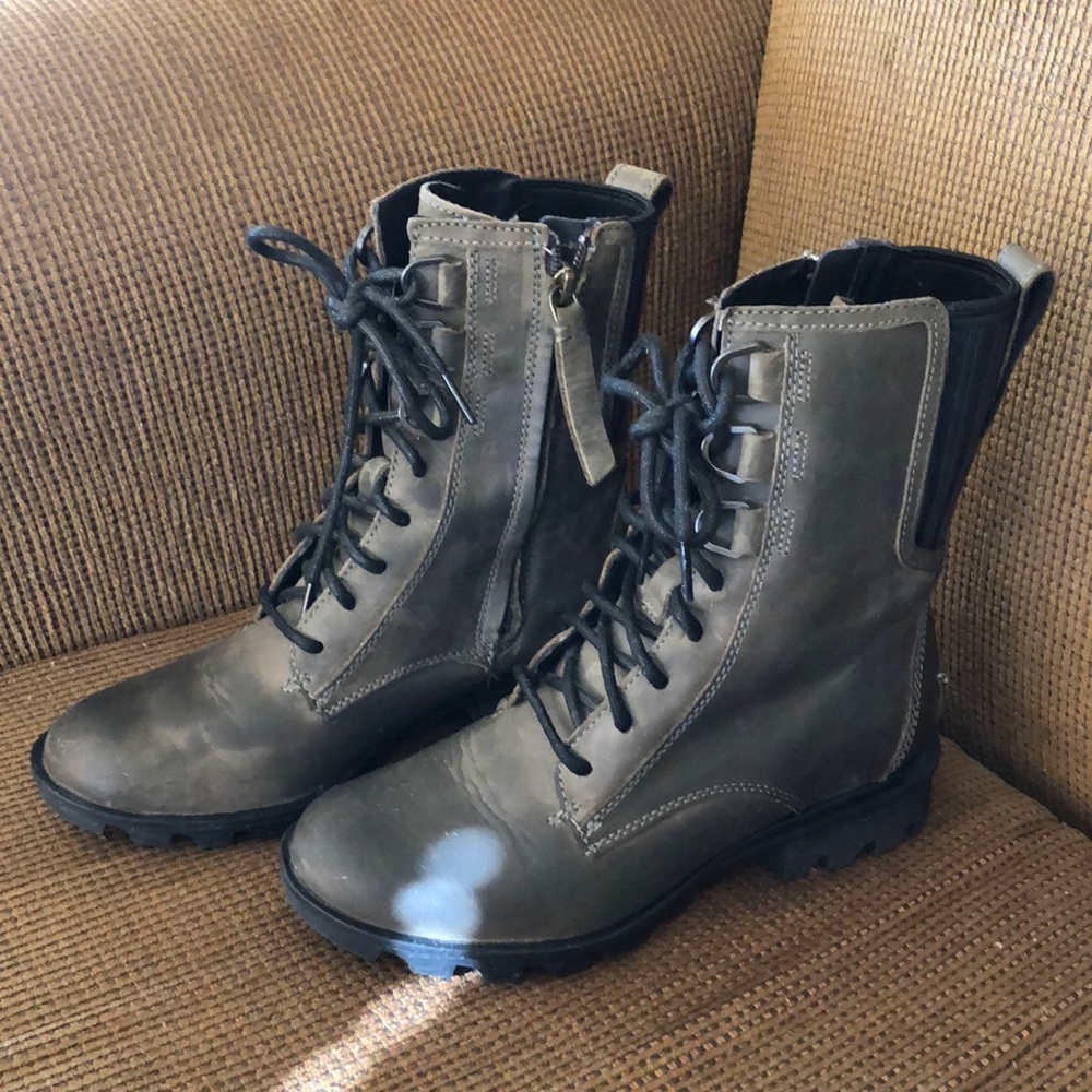 Great condition only worn once Sorel Waterproof Boots!!!!